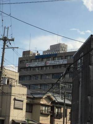 関西福祉科学大の建物が見えます