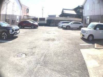 広い駐車場に現在3台分空きあり！