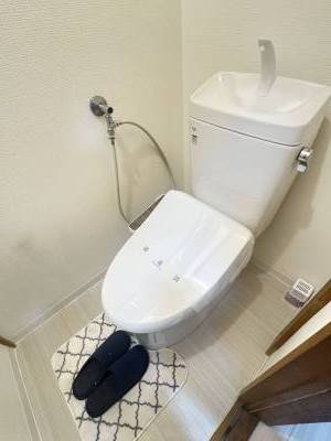 清潔な温水洗浄便座。明るく換気も良好