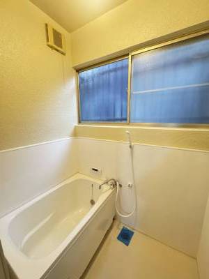 追焚機能付きでいつでもぽかぽか。広め浴槽でリラックス。