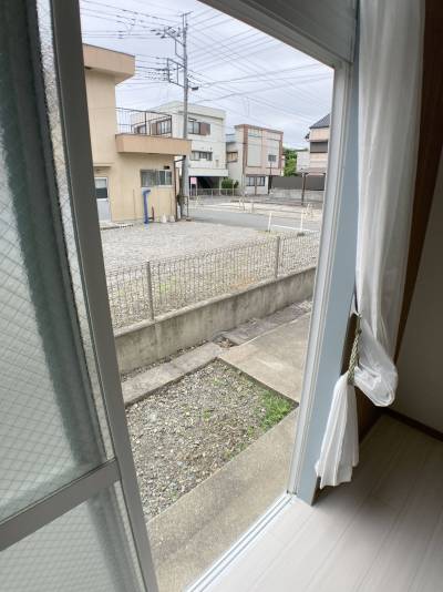 室内からの眺望。前に建物が無いので見通しが良いです