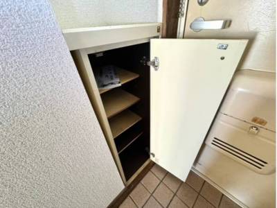 玄関横のシューズボックスです