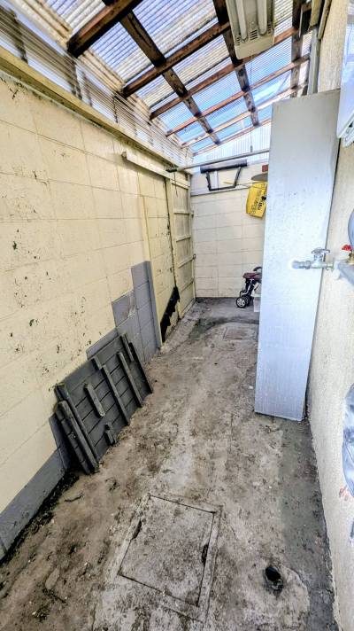 キッチン脇屋根付き物置