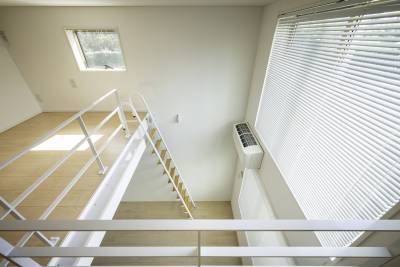 窓が大きいので日中は照明が無くても明るいです！