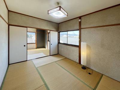 二間続きの広々和室。もちろん日当たり良好！