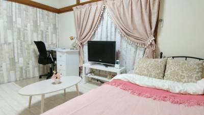 セミダブルベッドなので広々ゆっくりお休みになれます。