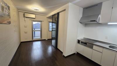 フローリングはシックなブラウンです