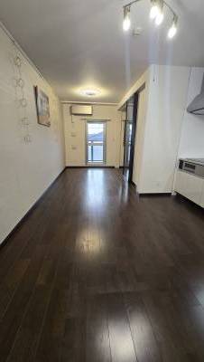 床はシックなブラウンのフローリング