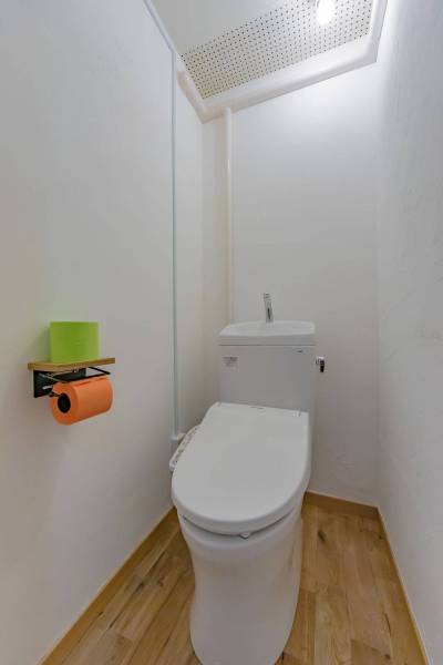 トイレは、温水洗浄便座、棚付です。