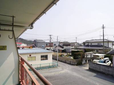 南側リビングの前面は駐車場であり、日当たりと風通しが良好