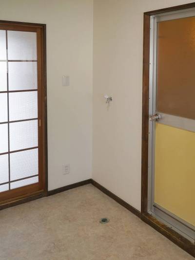 室内に洗濯機が置けます。