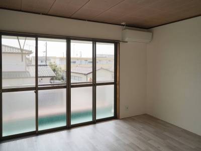 南側リビングはリフォーム済み。