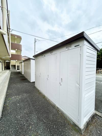各部屋1か所の物置が付いているから季節物の収納に便利♪