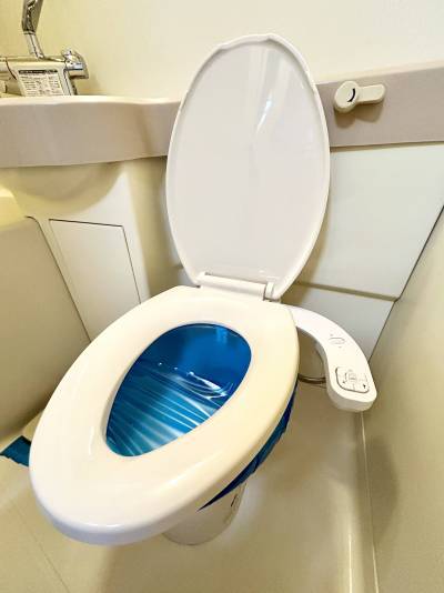 トイレは嬉しい水圧式洗浄便座が付いています♪