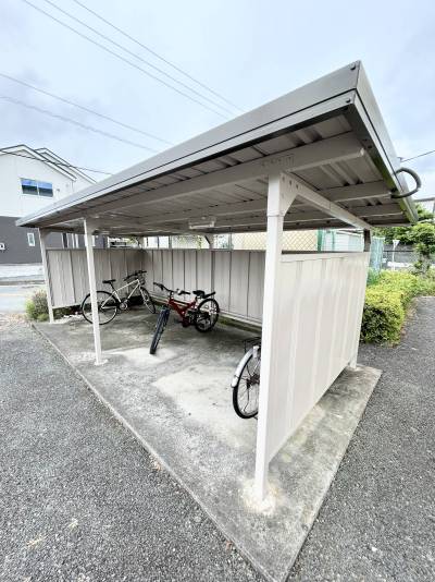 自転車もバイクも停められる駐輪場は無料です♪