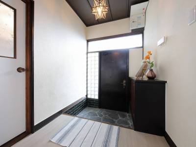 シューズボックスや宅配ボックスを備えた採光性◎の明るい玄関。