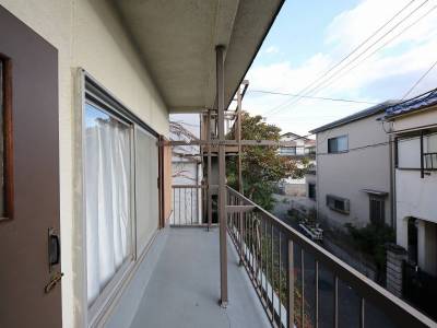 部屋を通らず出られる南向きバルコニー。物干し竿は6本設置可。