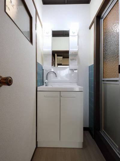 収納力のある独立洗面台。身支度アイテムや掃除用品もスッキリ。