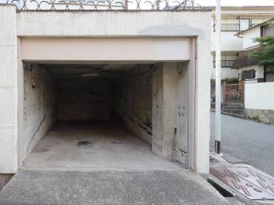 普通車1台駐車可。水道付で洗車もOK。シャッターで防犯性も◎