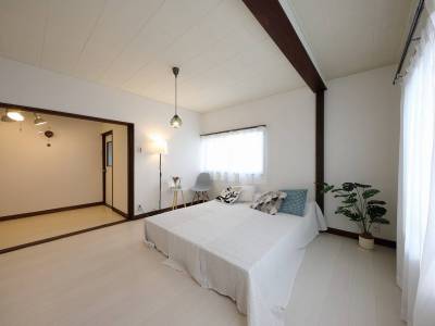 採光・風通し◎の広々8畳の洋室。奥には3畳のワークスペースも