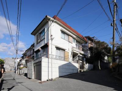 南西角地で建物全体にたっぷり届く陽光と通風に優れた立地です