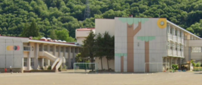 埴生小学校です。750m徒歩10分です。