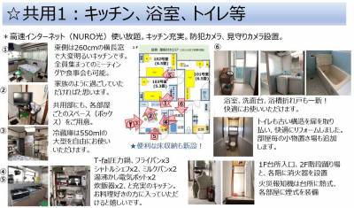 カーテン、ベッド、本棚など部屋に揃っています。