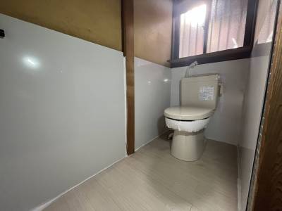 新品簡易水洗トイレ。汲み取り費用はオーナー負担。