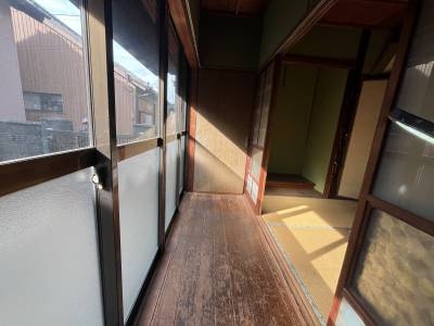 縁側付きの和空間。日向ぼっこやくつろぎに最適。