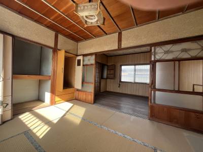 バルコニーに面した和室。風通しの良い空間。