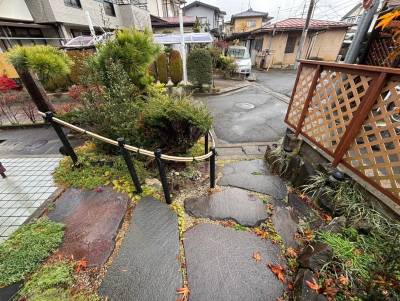 敷石と松がお出迎え