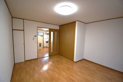 リビングよりキッチン方面
大型クローゼット