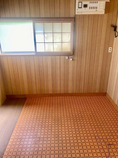二階の洋室。電気ポットやIHコンロを置けば給湯室になります。
