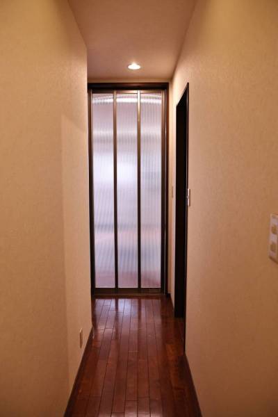 南側居室から玄関方向を見ています