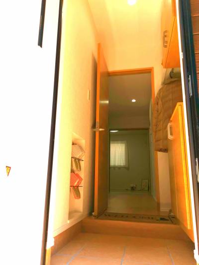 玄関！右の壁にはニッチ収納スペースがありスリッパを置けます♪