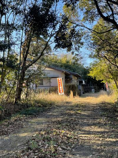 曲がりくねった私道の一番奥の家です