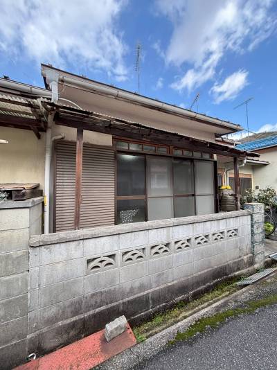 昔ながら懐かし長屋です。アルミサッシが入っています。