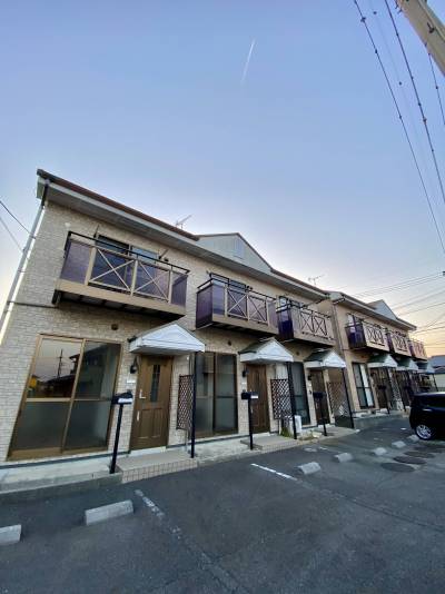 外観①   玄関・バルコニー
　　　1・2階がお部屋です。