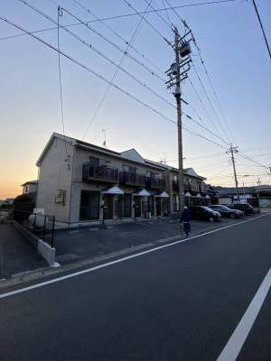 外観② 夕暮れ時、全面道路から撮影