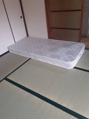 新品マットレス✨下に脚を付け、ベッドにもできます！