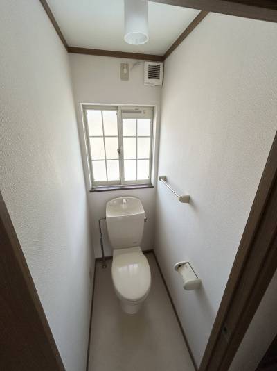 明るく清潔感あるトイレ