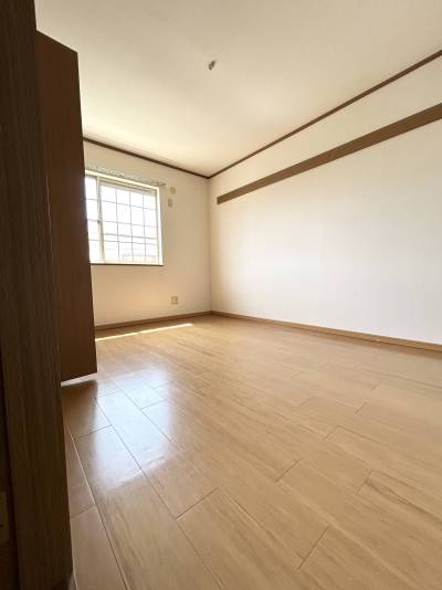 こちらも明るく開放的な洋室