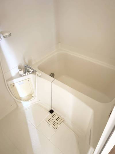 清潔感ある白を基調としたバスルーム