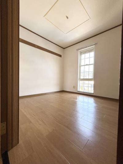 もう一つの洋室。明るく、何に使おうかワクワクします