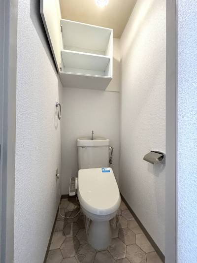 トイレはシャワートイレ・
棚付き