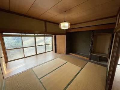 広縁6畳和室。奥に広縁あり。木漏れ日で日向ぼっこ。