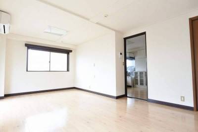 洋室の西側にも窓があります！