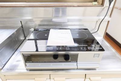 新しいIHコンロを設置しています