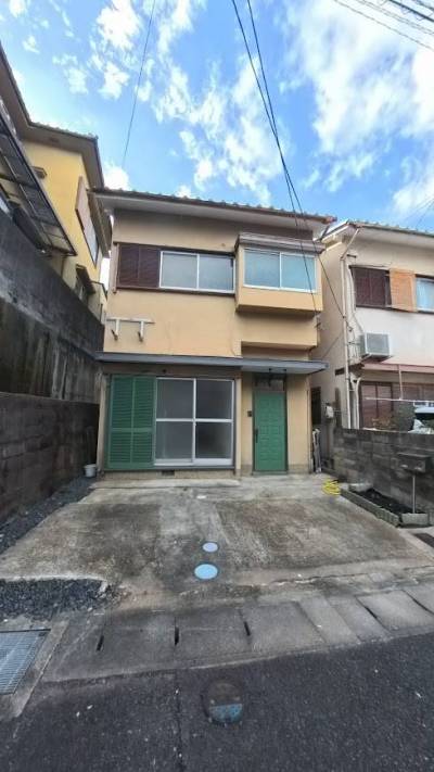 小型車1台と軽自動車1台駐車可能です! 小型車1台と軽自動車1台駐車可能です!