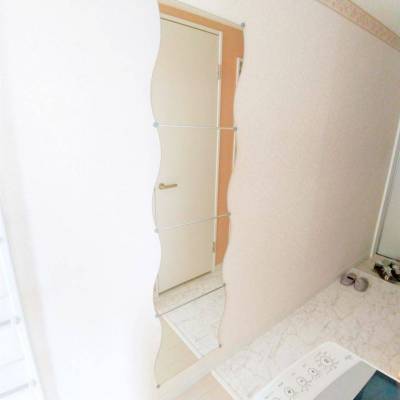 玄関には全身ミラー（自社物件特別仕様）